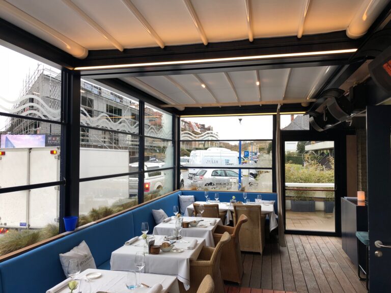 Pergola met vouwdak en glazen zijwanden boven een restaurantterras