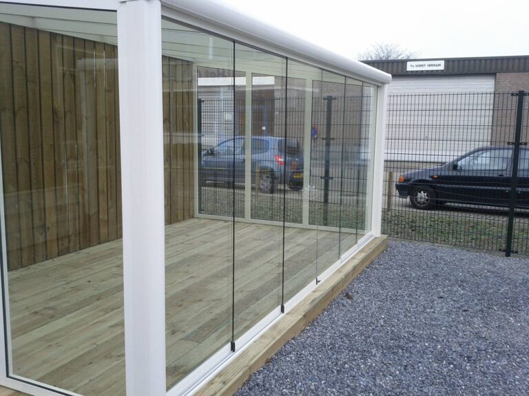 Glazen schuifwanden met rails op een houten terras