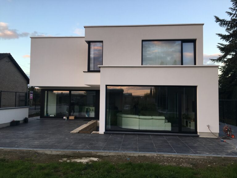 Moderne witte woning met grote aluminium glaspartijen