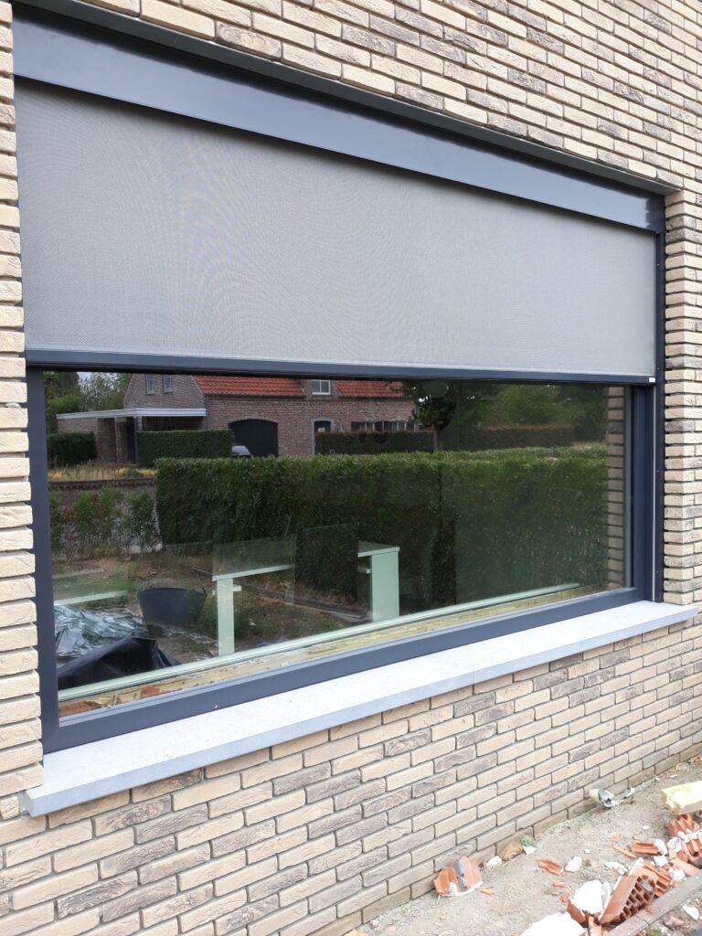 Half neergelaten screen voor een raam, met de screenkast boven het raam