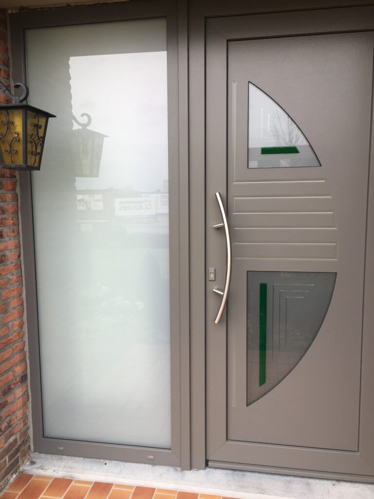 Voordeur met glasinzetten en een breed zijlicht in mat glas