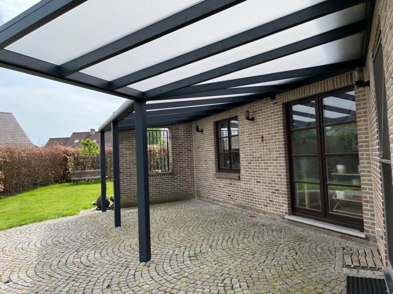 Antraciet terrasoverkapping met lichtdoorlatend dak boven een terras