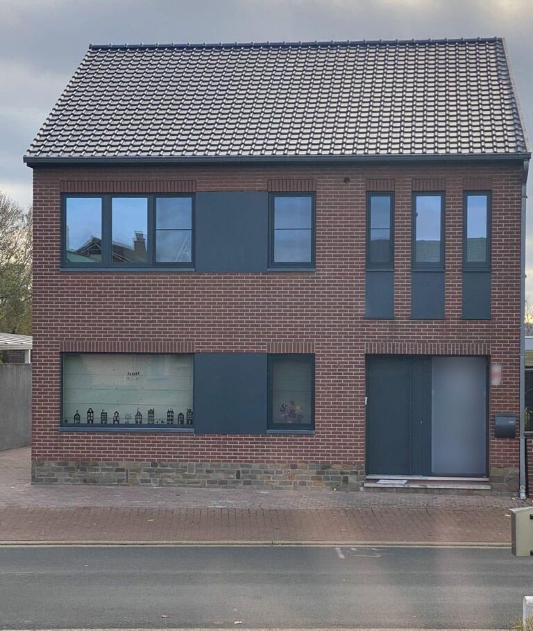 Bakstenen woning in Kotem met antraciet aluminium ramen