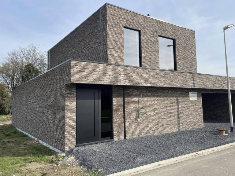 Nieuwbouwwoning in Dilsen met aluminium ramen en deur