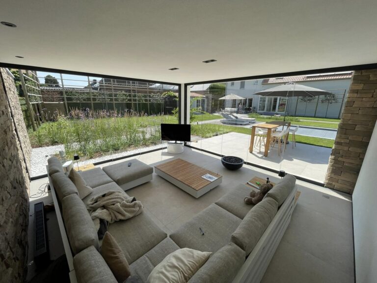 Poolhouse met glazen schuifwanden, zicht van binnen naar de tuin