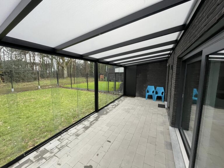 Terrasoverkapping met opaalglas en heldere glazen schuifwanden