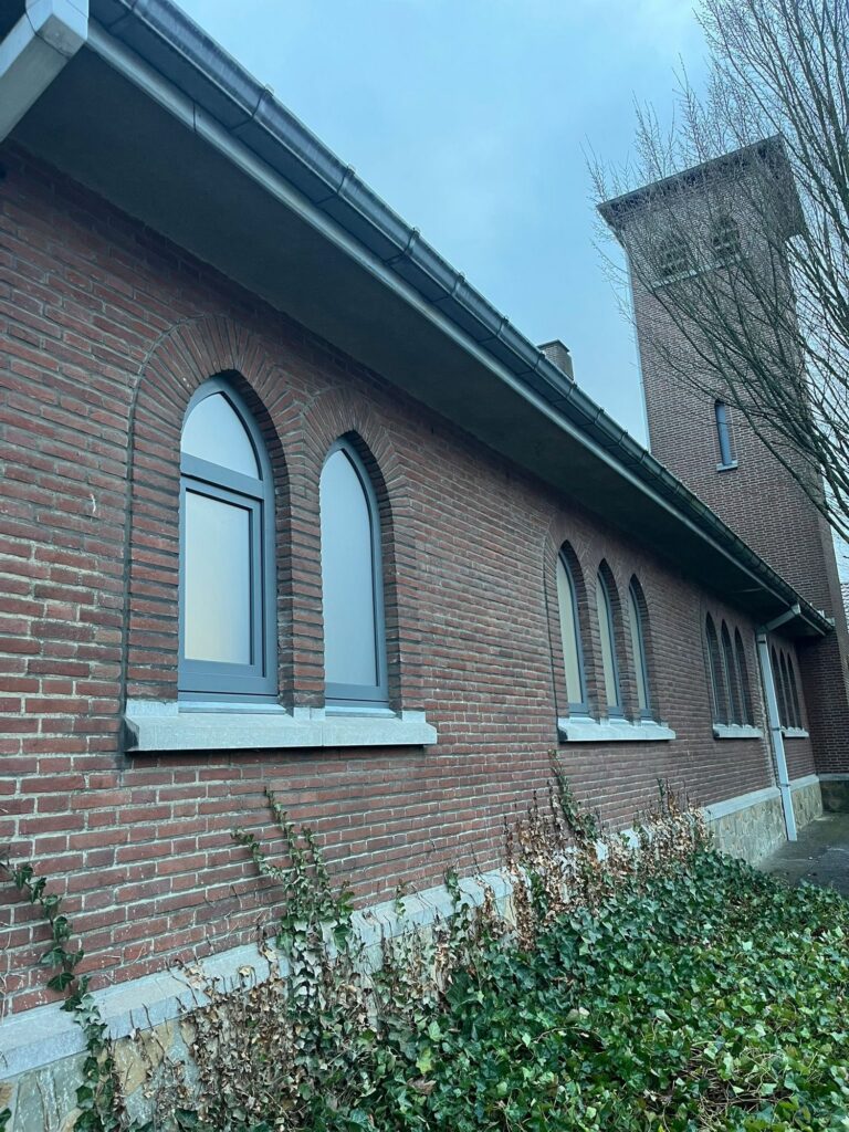 PVC boogramen in een bakstenen kapel