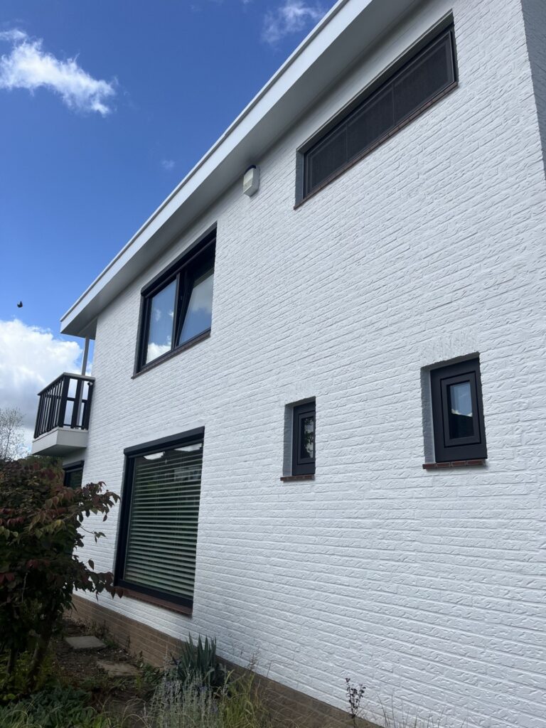 PVC ramen in een woning met witte gevel