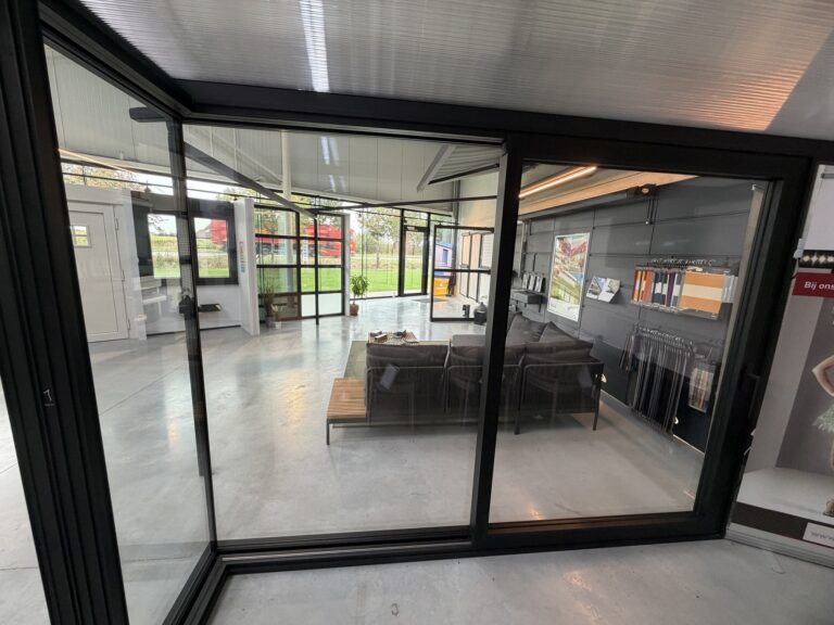Aluminium schuifraam in de showroom van R&D America